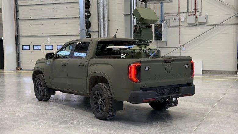 Volkswagen Amarok (na šasiji Forda-a) koji na svom tovarnom sanduku nosi AESA radar sistema SAN